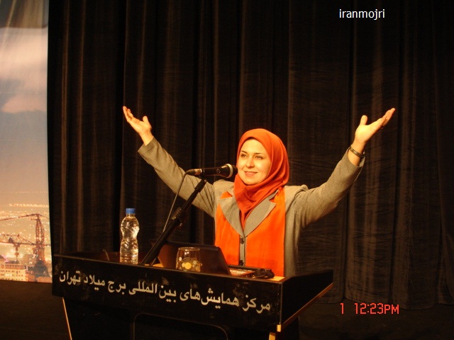 زبان بدن و استفاده از دستان خود